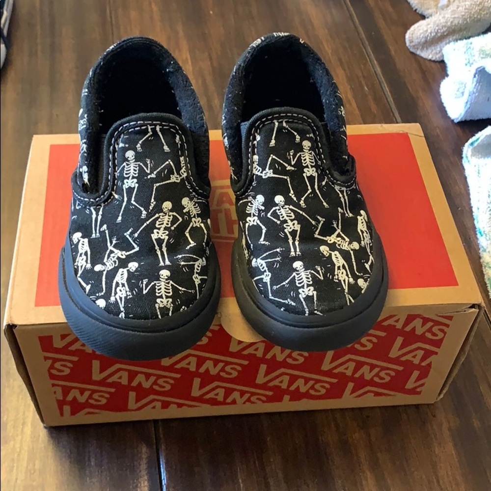Toddler size 7c skeleton vans